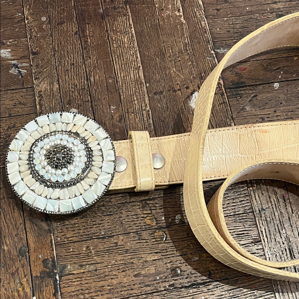 Leatherock Cream and Silver Beaded Belt croc embossed “like new 3” round buckle